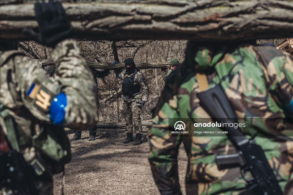 Ukraynalı gönüllüler Zaporijya kentinde askeri eğitim alıyor