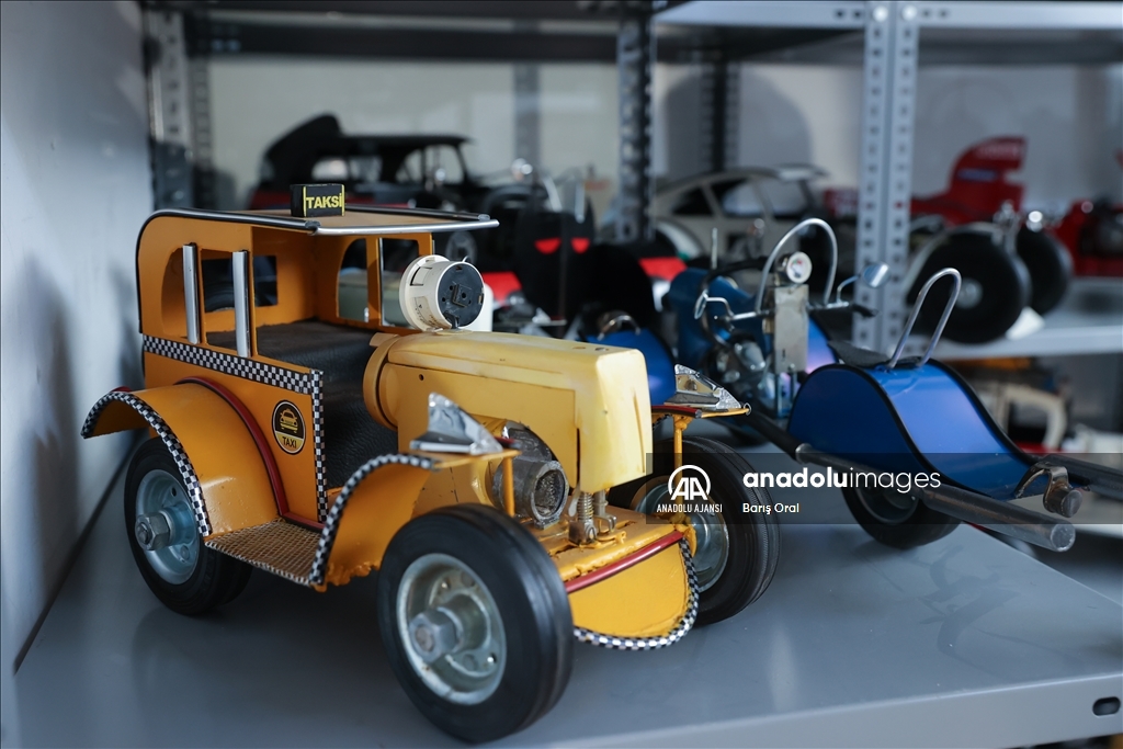 Filmlerdeki simge araçların modellerini eski dikiş makinesi parçalarıyla üretiyor