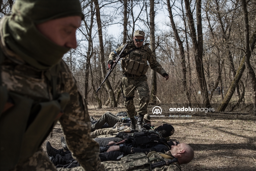 Ukraynalı gönüllüler Zaporijya kentinde askeri eğitim alıyor