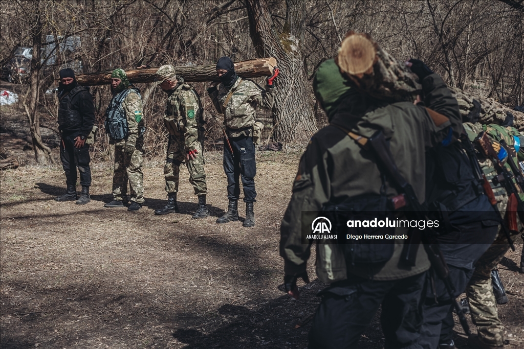 Ukraynalı gönüllüler Zaporijya kentinde askeri eğitim alıyor
