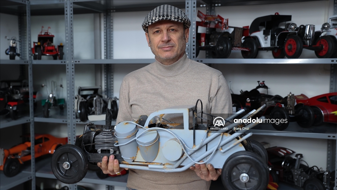 Filmlerdeki simge araçların modellerini eski dikiş makinesi parçalarıyla üretiyor