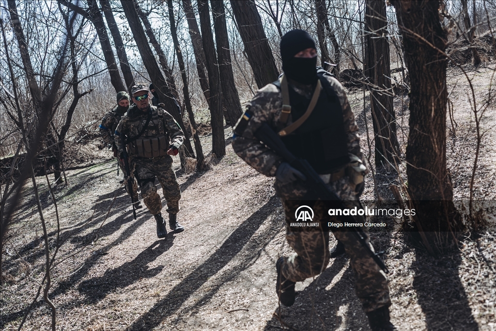 Ukraynalı gönüllüler Zaporijya kentinde askeri eğitim alıyor