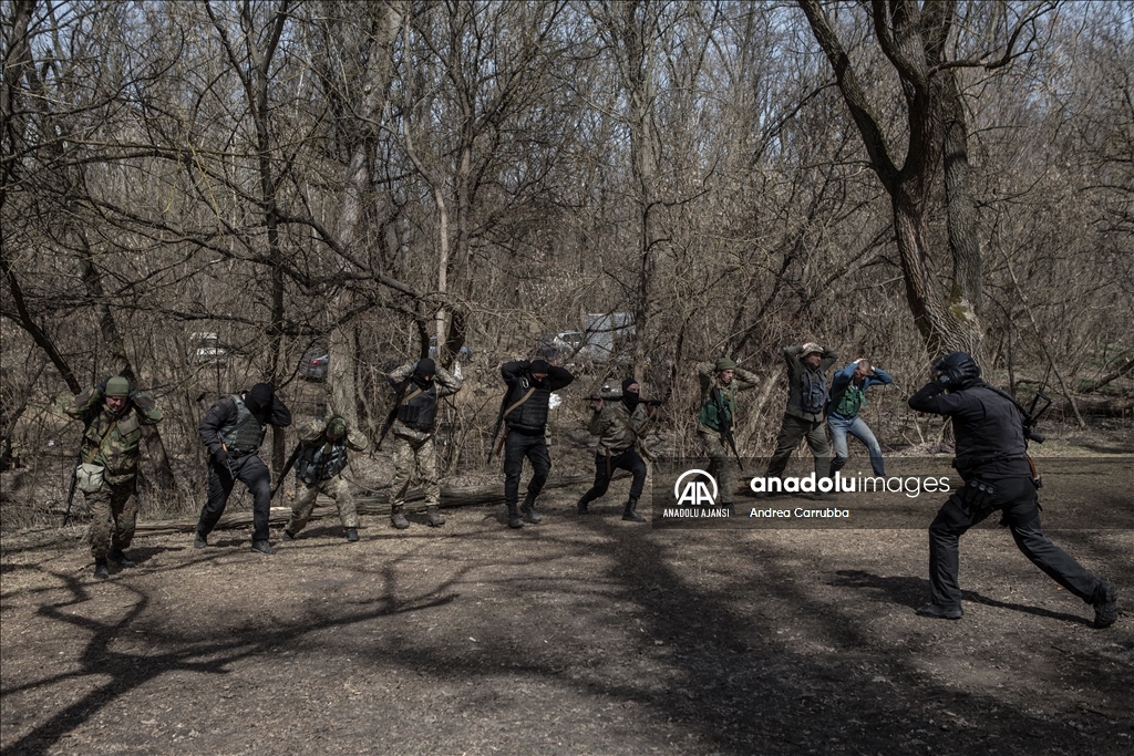 Ukraynalı gönüllüler Zaporijya kentinde askeri eğitim alıyor