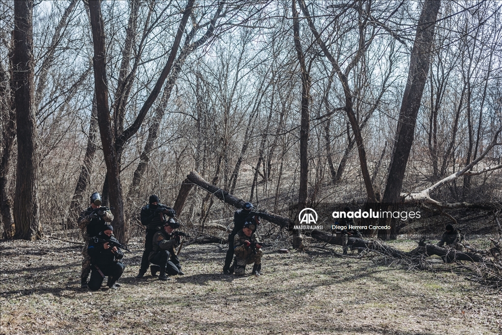 Ukraynalı gönüllüler Zaporijya kentinde askeri eğitim alıyor