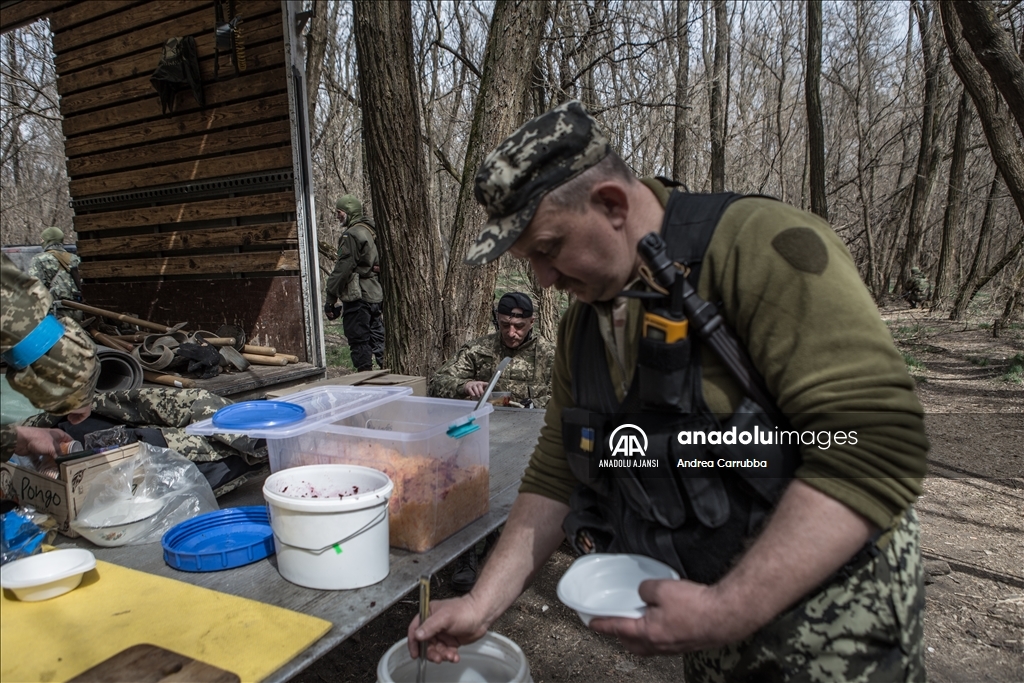 Ukraynalı gönüllüler Zaporijya kentinde askeri eğitim alıyor
