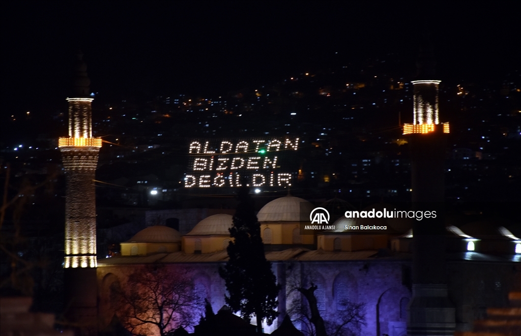 Bursa'daki tarihi Ulu Cami'nin minarelerine mahya asıldı
