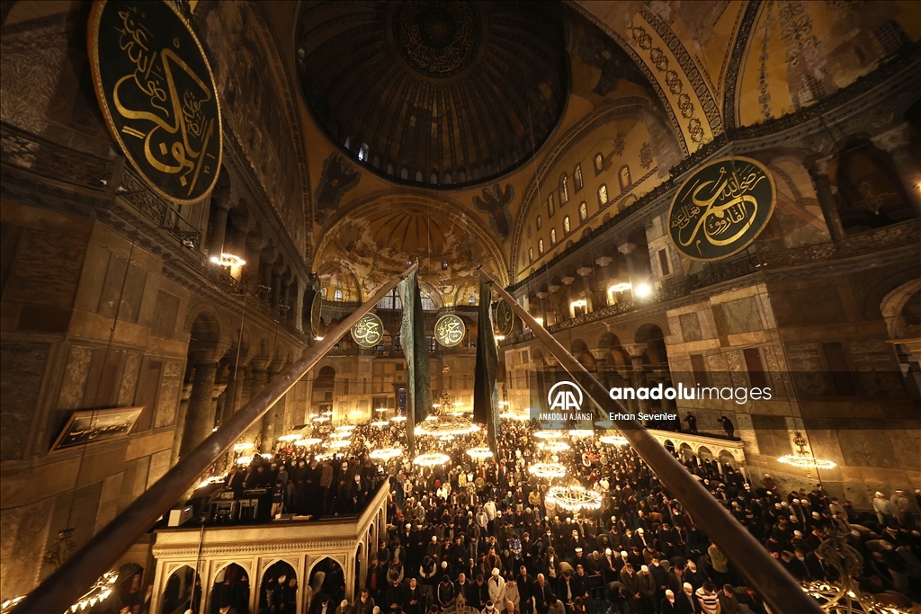 Ayasofya-i Kebir Cami-i Şerifi'nde 88 yıl sonra ilk teravih namazı kılındı