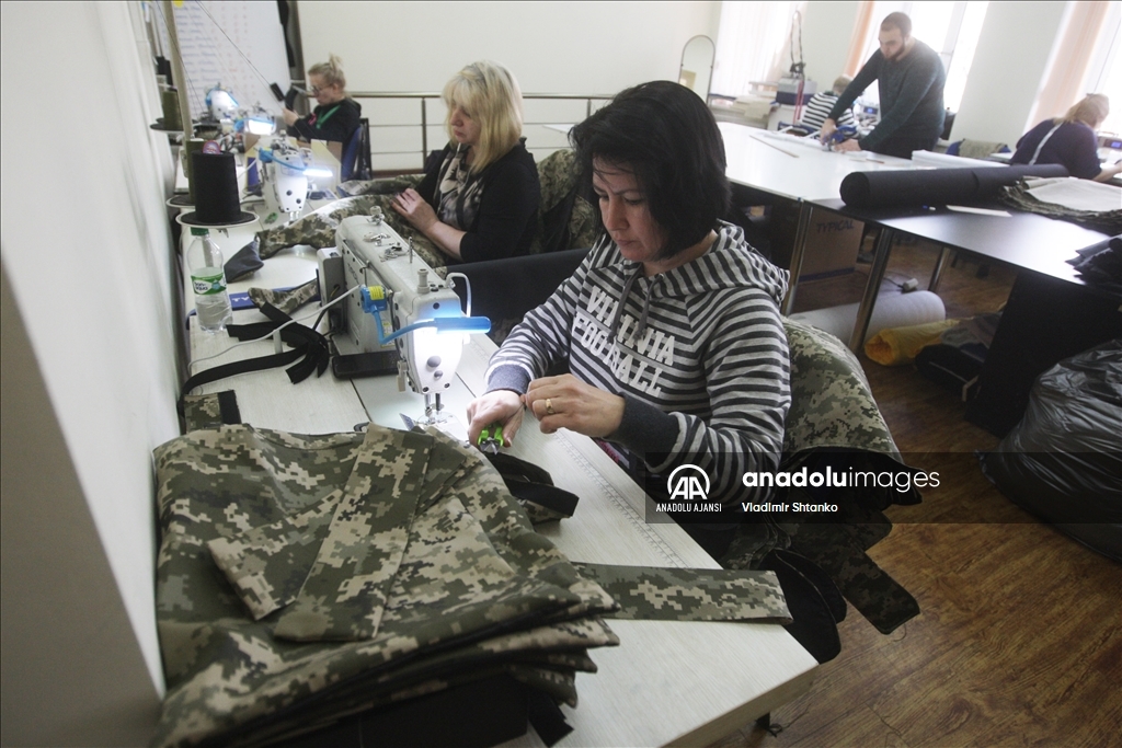 Ukraynalı moda tasarımcısı ordu için kurşun geçirmez yelek üretiyor