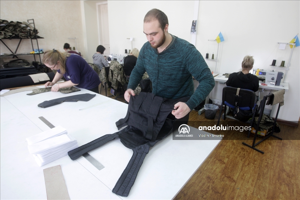 Ukraynalı moda tasarımcısı ordu için kurşun geçirmez yelek üretiyor