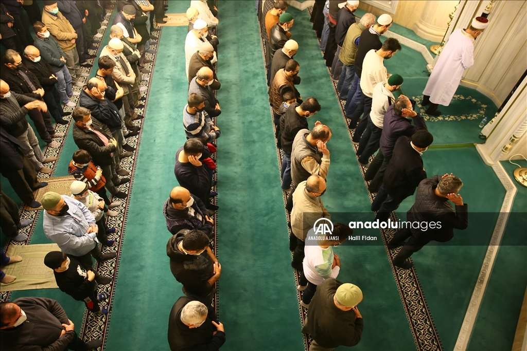 İzmir'de ilk teravih namazı kılındı