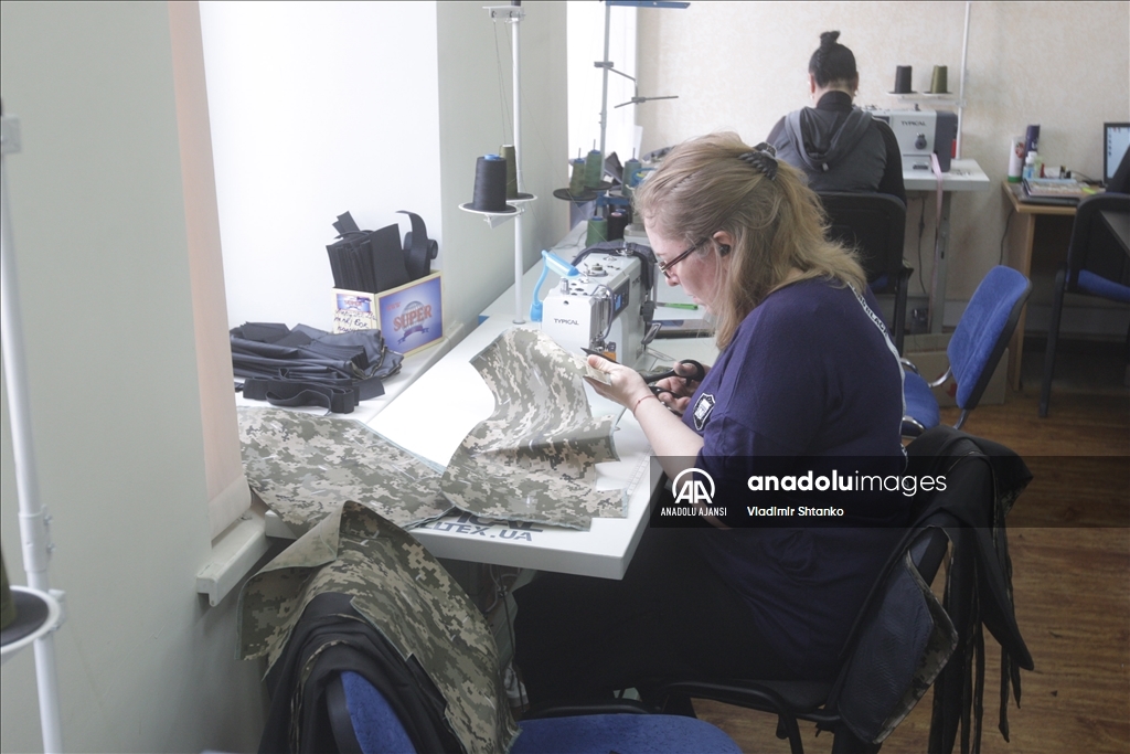 Ukraynalı moda tasarımcısı ordu için kurşun geçirmez yelek üretiyor