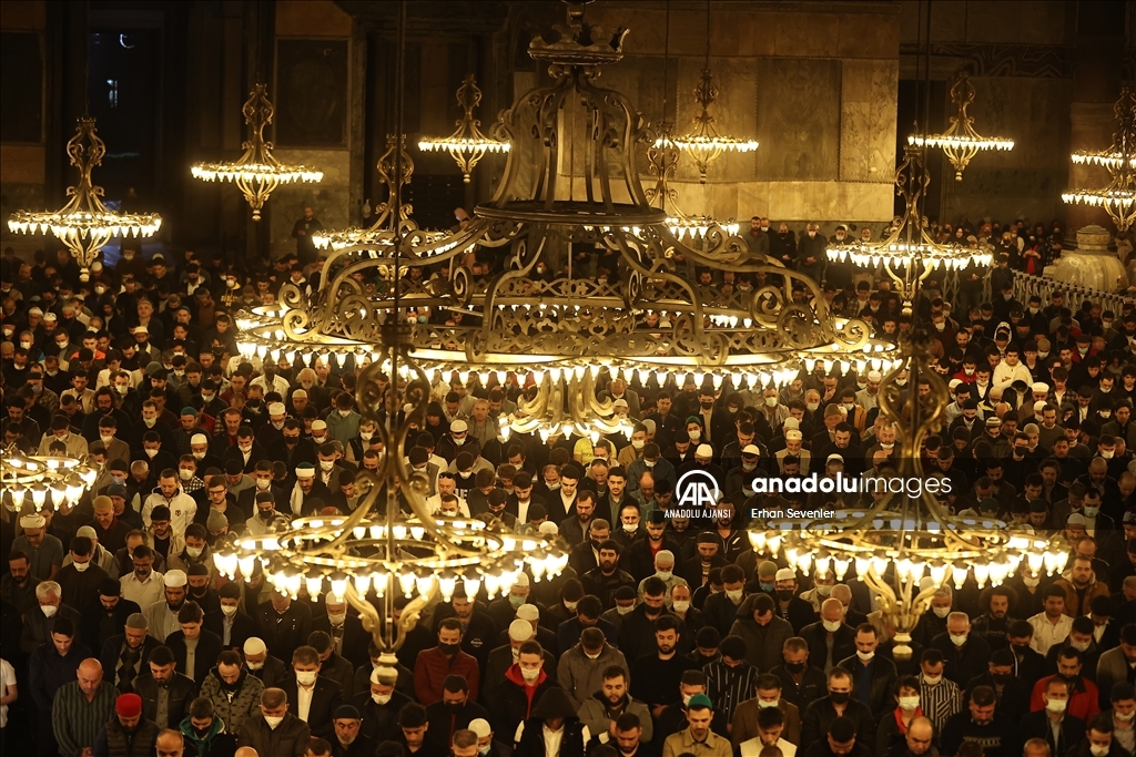 Ayasofya-i Kebir Cami-i Şerifi'nde 88 yıl sonra ilk teravih namazı kılındı