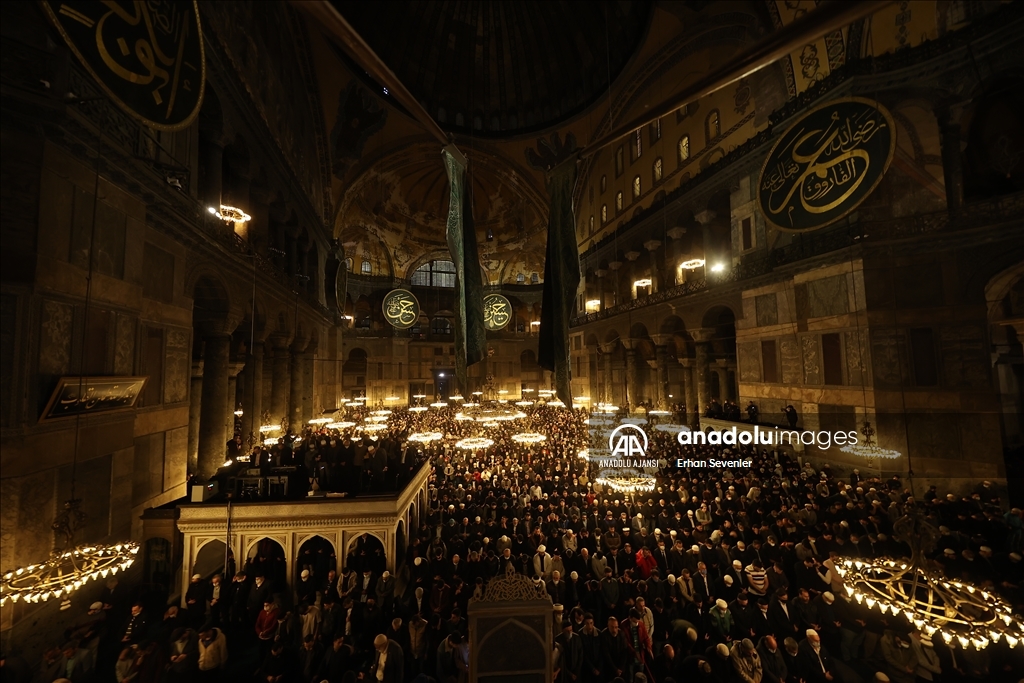 Ayasofya-i Kebir Cami-i Şerifi'nde 88 yıl sonra ilk teravih namazı kılındı