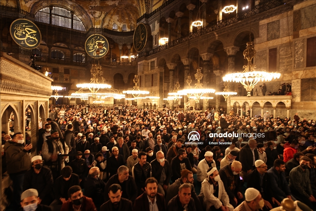 Ayasofya-i Kebir Cami-i Şerifi'nde 88 yıl sonra ilk teravih namazı kılındı