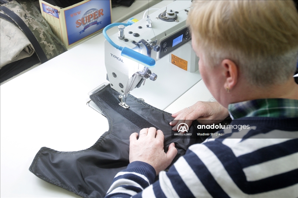 Ukraynalı moda tasarımcısı ordu için kurşun geçirmez yelek üretiyor