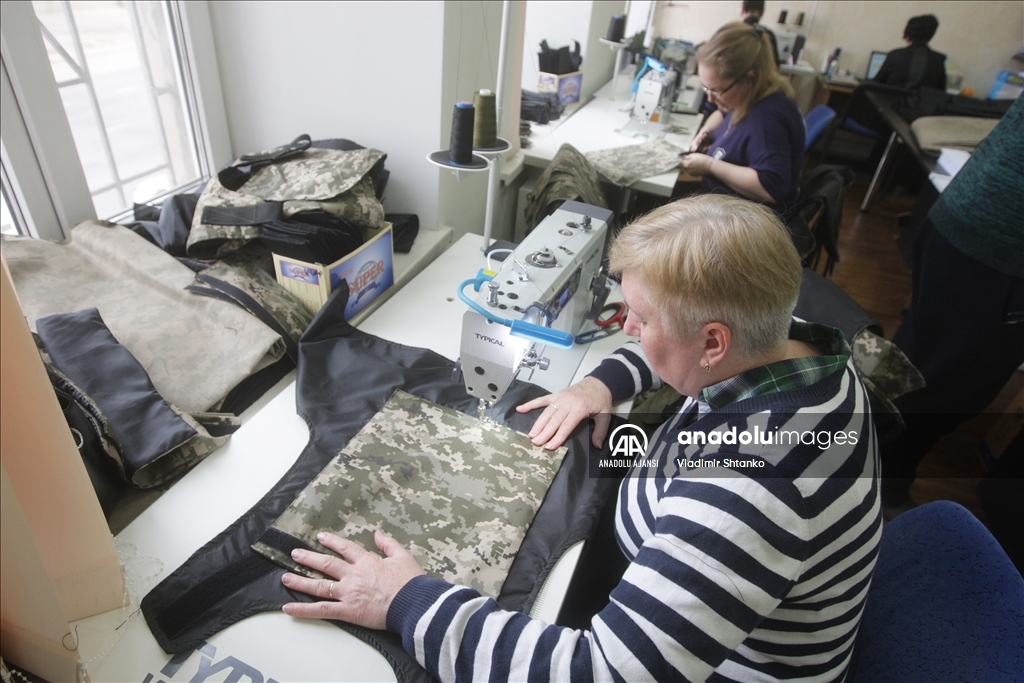 Ukraynalı moda tasarımcısı ordu için kurşun geçirmez yelek üretiyor