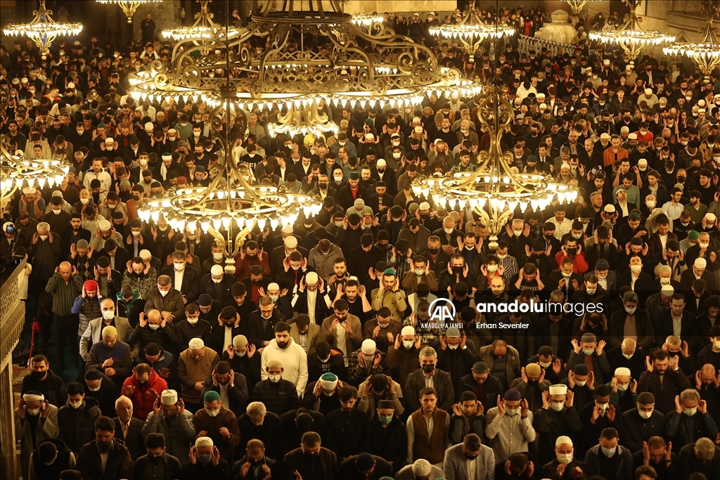 Ayasofya-i Kebir Cami-i Şerifi'nde 88 yıl sonra ilk teravih namazı kılındı