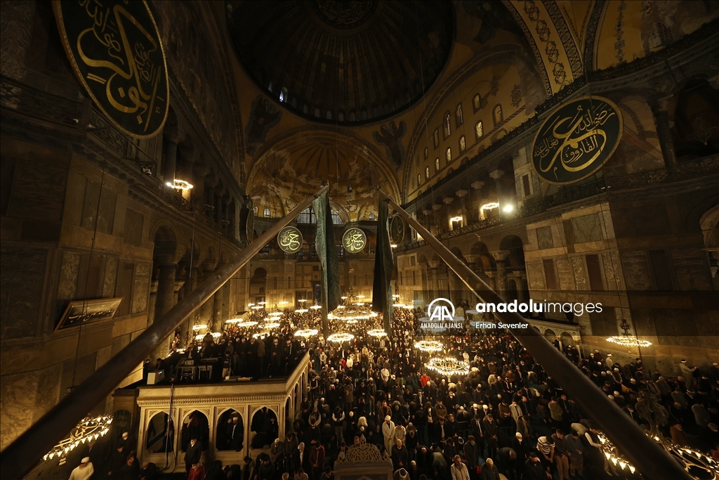 Ayasofya-i Kebir Cami-i Şerifi'nde 88 yıl sonra ilk teravih namazı kılındı