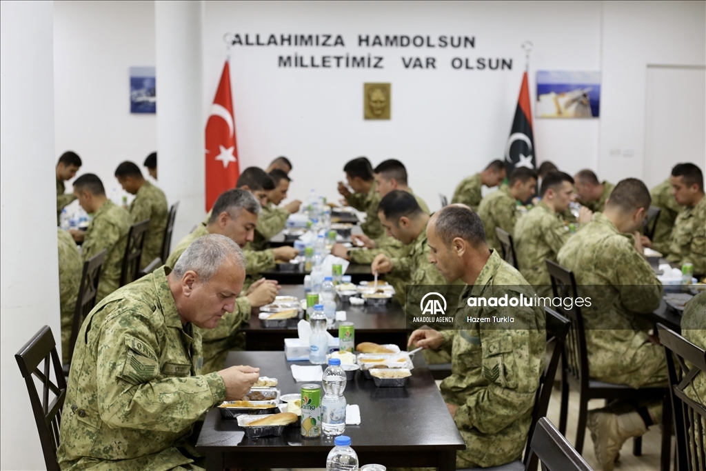 ليبيا.. الجنود الأتراك يتناولون أول إفطار في رمضان