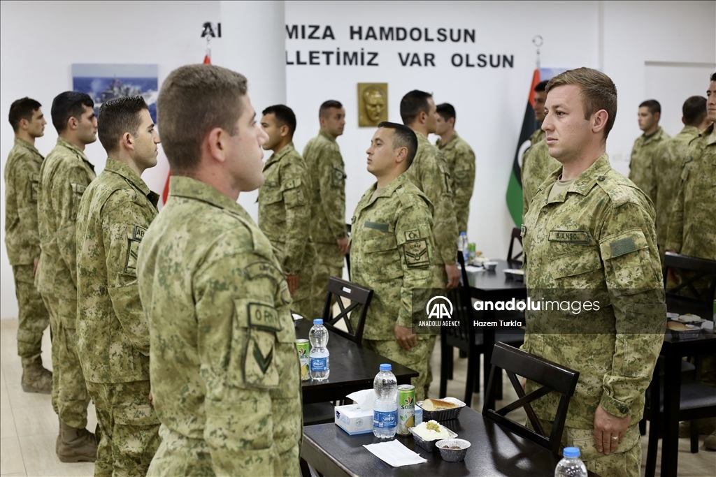 ليبيا.. الجنود الأتراك يتناولون أول إفطار في رمضان