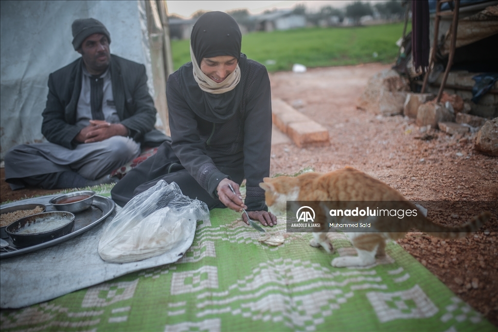 İdlib'deki kamplarda ramazan ayının ilk iftarı yapıldı