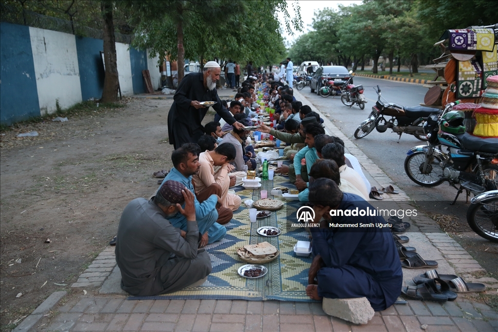 ازدانت الشوارع في العاصمة إسلام أباد، بموائد الإفطار الجماعية