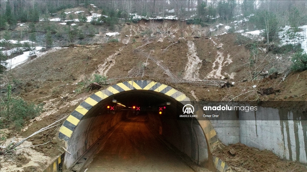 Heyelan sonrası Bolu Dağı Tüneli'nde yol açma çalışmaları devam ediyor