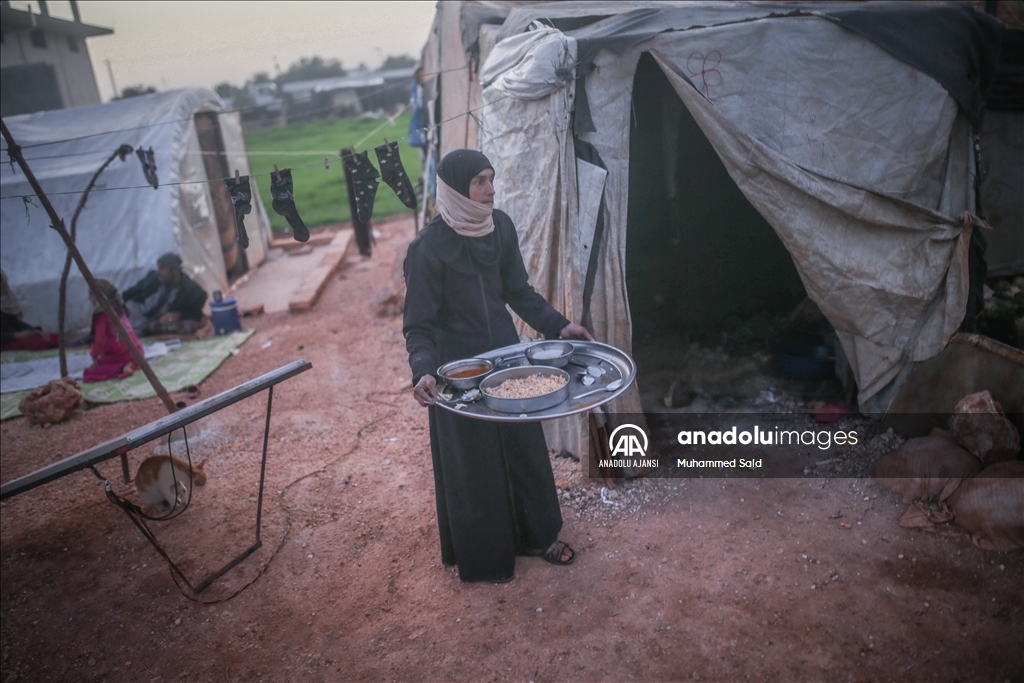 İdlib'deki kamplarda ramazan ayının ilk iftarı yapıldı