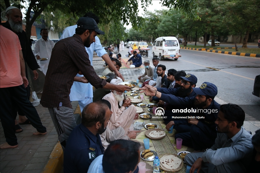 أمام مائدة إفطار أول أيام شهر رمضان بإسلام أباد
