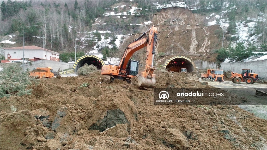 Heyelan sonrası Bolu Dağı Tüneli'nde yol açma çalışmaları devam ediyor