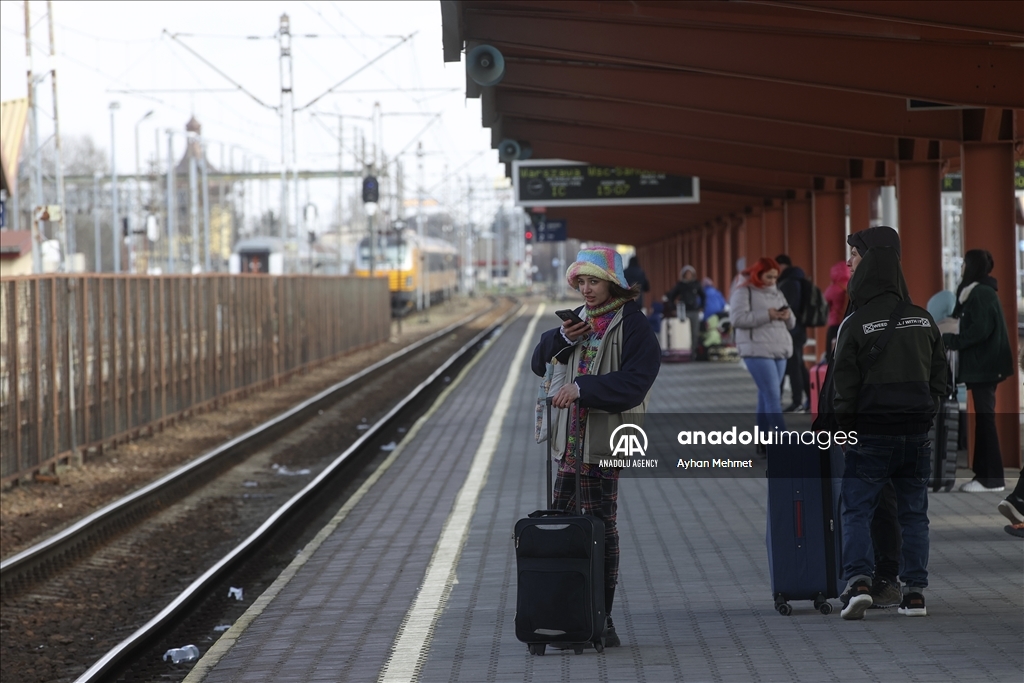 تتواصل عمليات انتقال المدنيين من مختلف المدن الأوكرانية