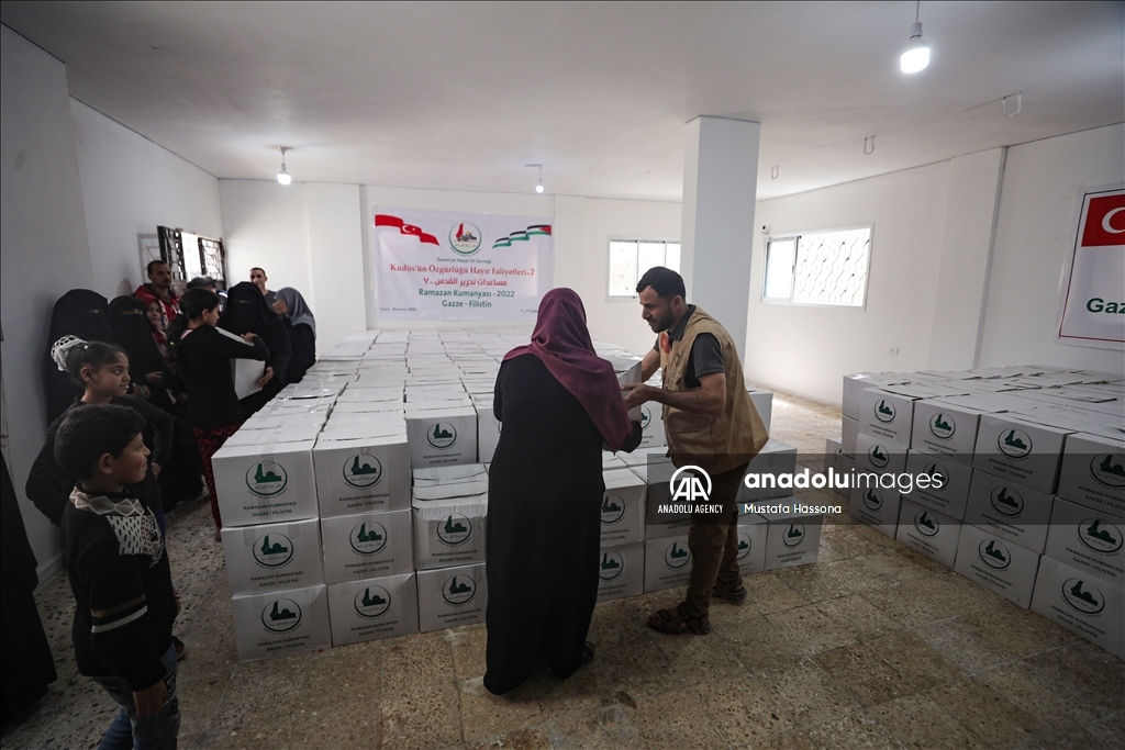 مبادرة لتوزيع طرود غذائية على أسر فقيرة في قطاع غزة