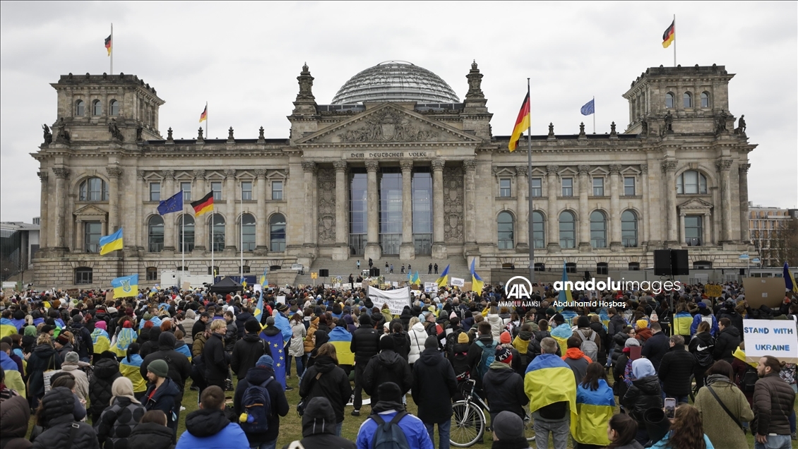 Almanya’nın başkenti Berlin’de binlerce kişi Ukrayna’daki savaşı protesto etti