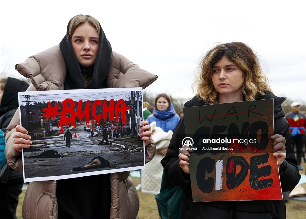 Almanya’nın başkenti Berlin’de binlerce kişi Ukrayna’daki savaşı protesto etti