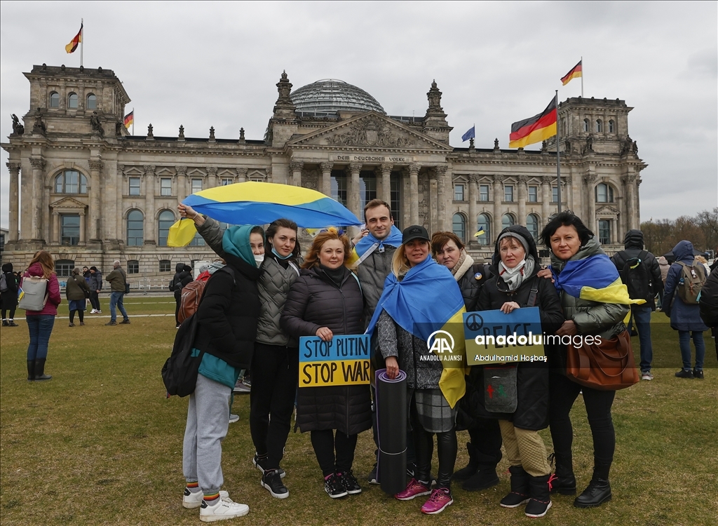 Almanya’nın başkenti Berlin’de binlerce kişi Ukrayna’daki savaşı protesto etti