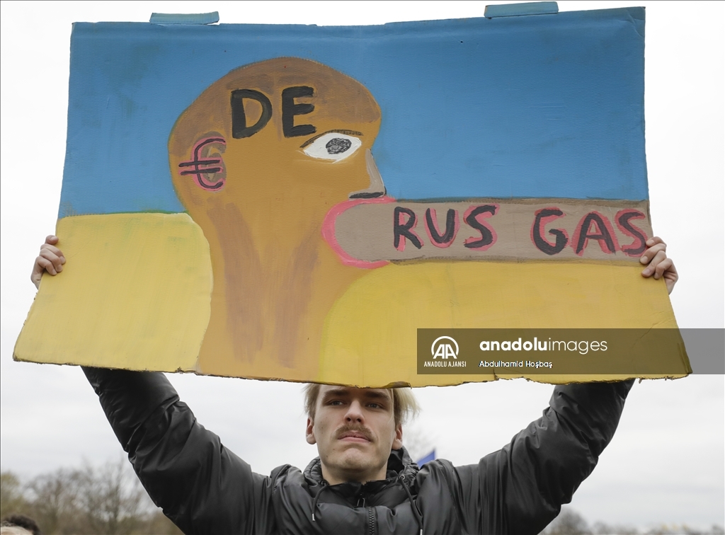 Almanya’nın başkenti Berlin’de binlerce kişi Ukrayna’daki savaşı protesto etti