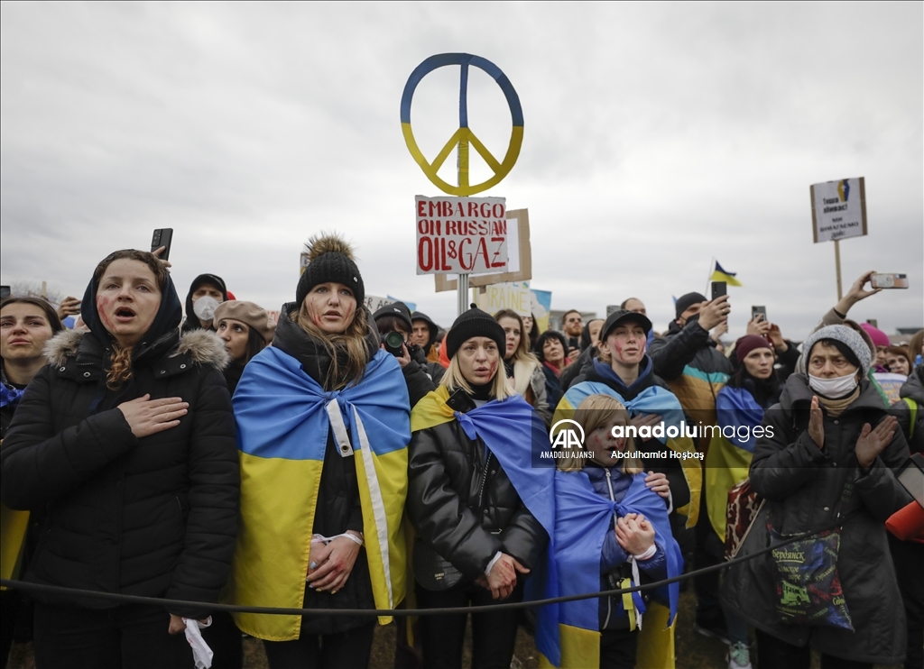 Almanya’nın başkenti Berlin’de binlerce kişi Ukrayna’daki savaşı protesto etti