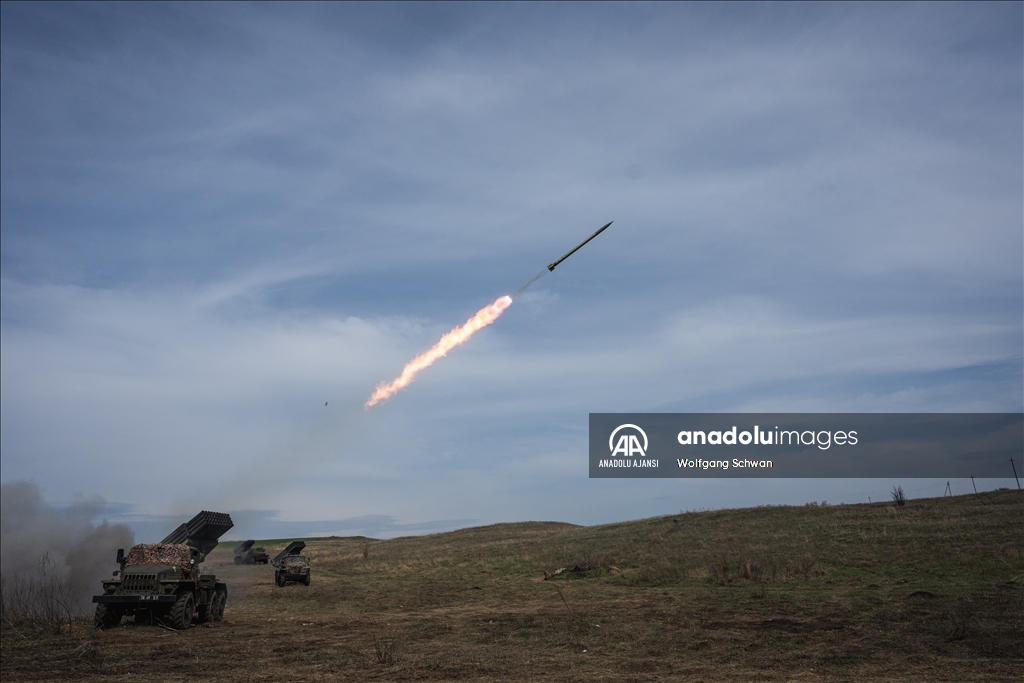 Ukrayna güçleri, Donbas bölgesindeki Rus mevzilerini Grad füzeleri ile hedef aldı