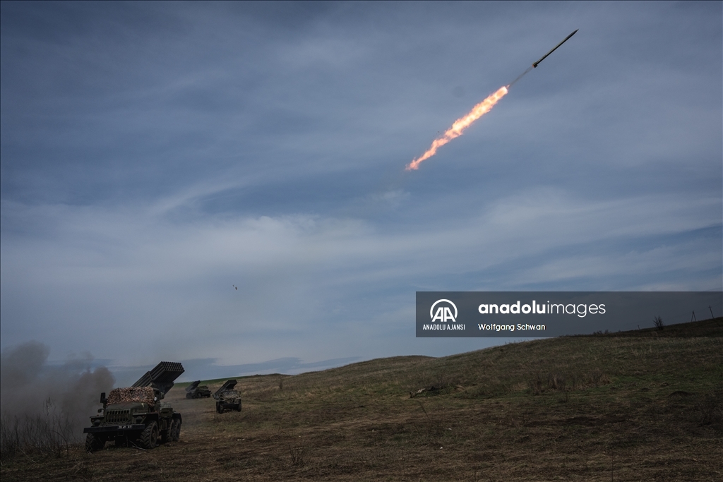 Ukrayna güçleri, Donbas bölgesindeki Rus mevzilerini Grad füzeleri ile hedef aldı