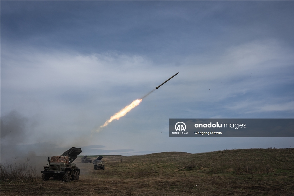 Ukrayna güçleri, Donbas bölgesindeki Rus mevzilerini Grad füzeleri ile hedef aldı