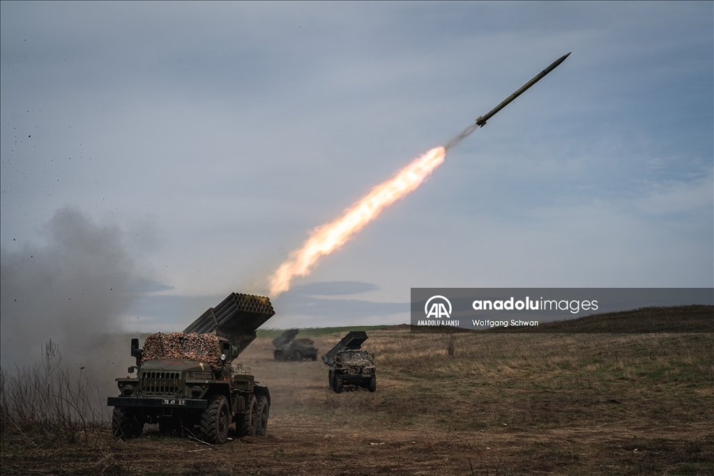 Ukrayna güçleri, Donbas bölgesindeki Rus mevzilerini Grad füzeleri ile hedef aldı