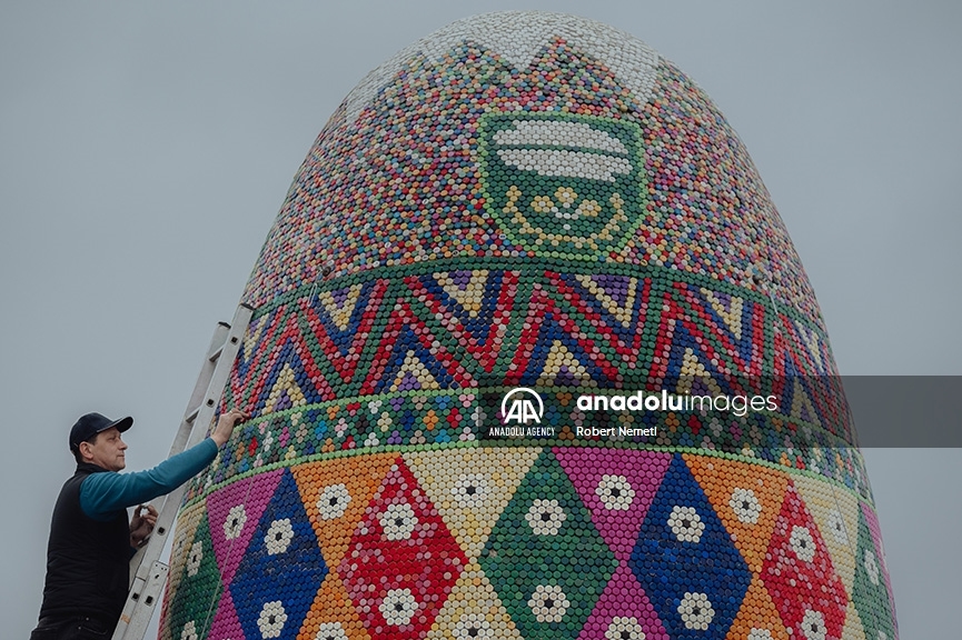 El huevo de Pascua más grande del mundo es instalado en Eslovaquia