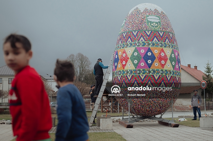El huevo de Pascua más grande del mundo es instalado en Eslovaquia