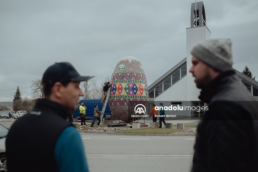 El huevo de Pascua más grande del mundo es instalado en Eslovaquia