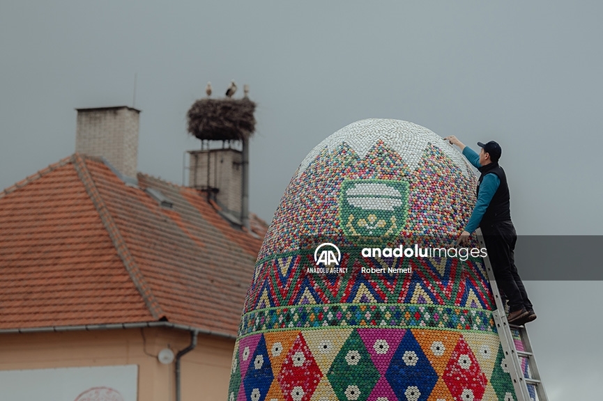 El huevo de Pascua más grande del mundo es instalado en Eslovaquia