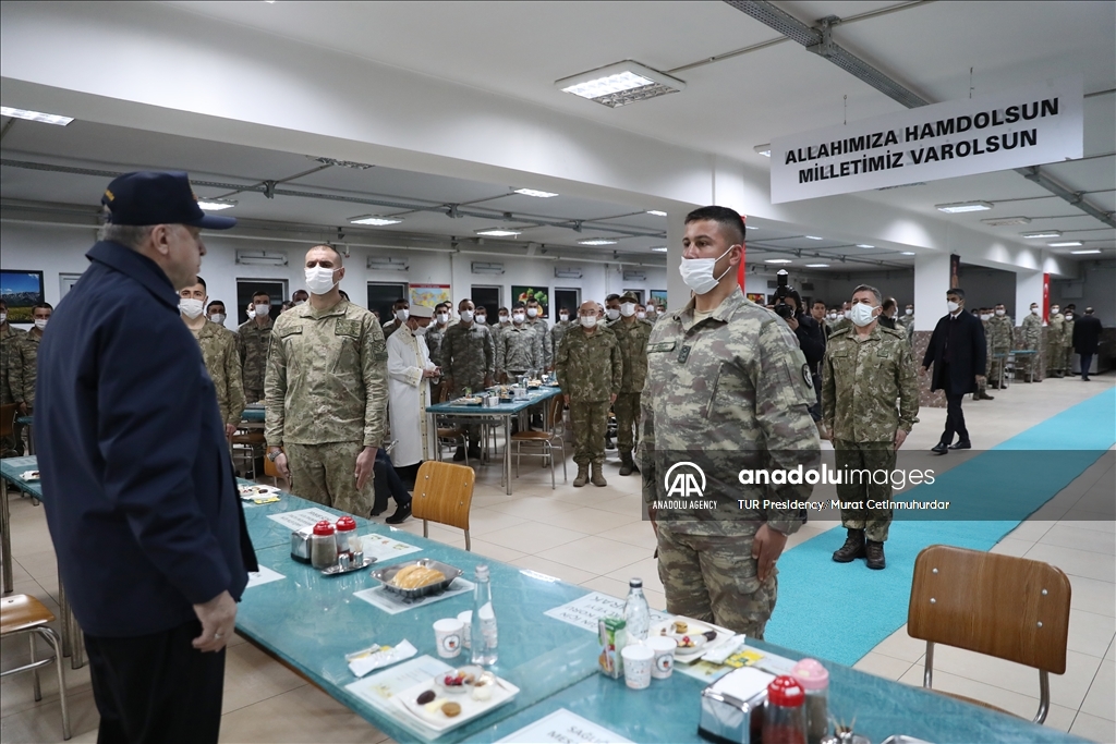 في زيارة مفاجئة.. أردوغان يشارك الجنود إفطارهم الرمضاني شرق تركيا