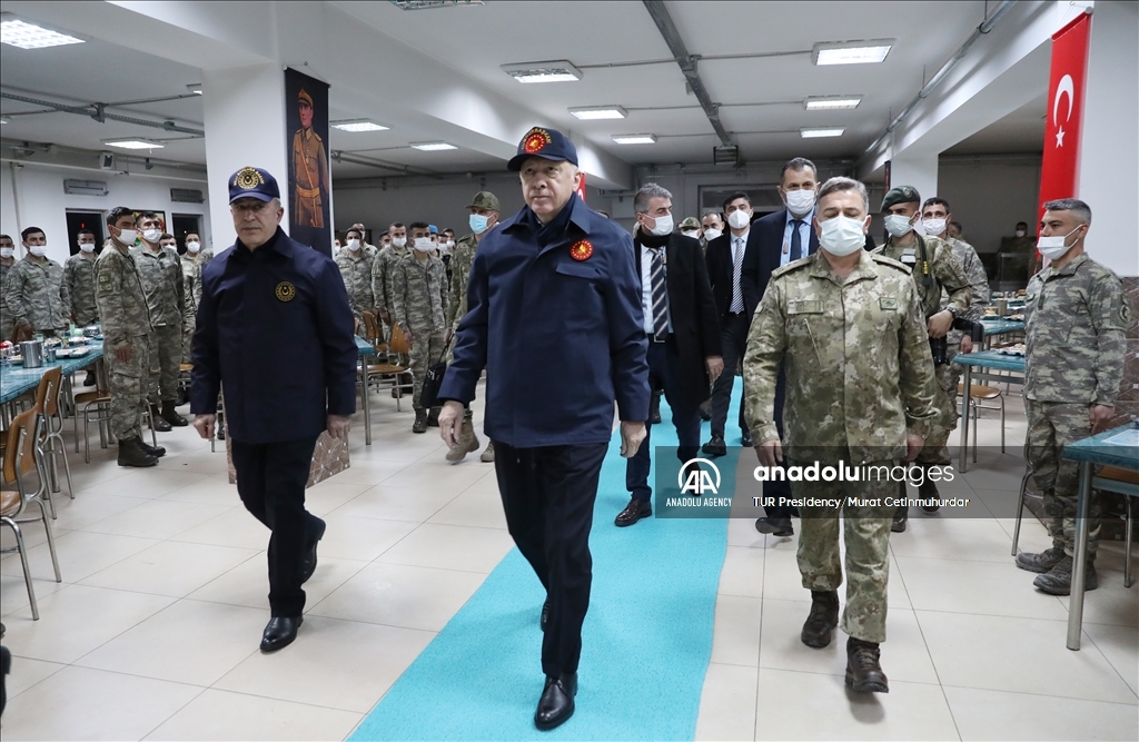 في زيارة مفاجئة.. أردوغان يشارك الجنود إفطارهم الرمضاني شرق تركيا