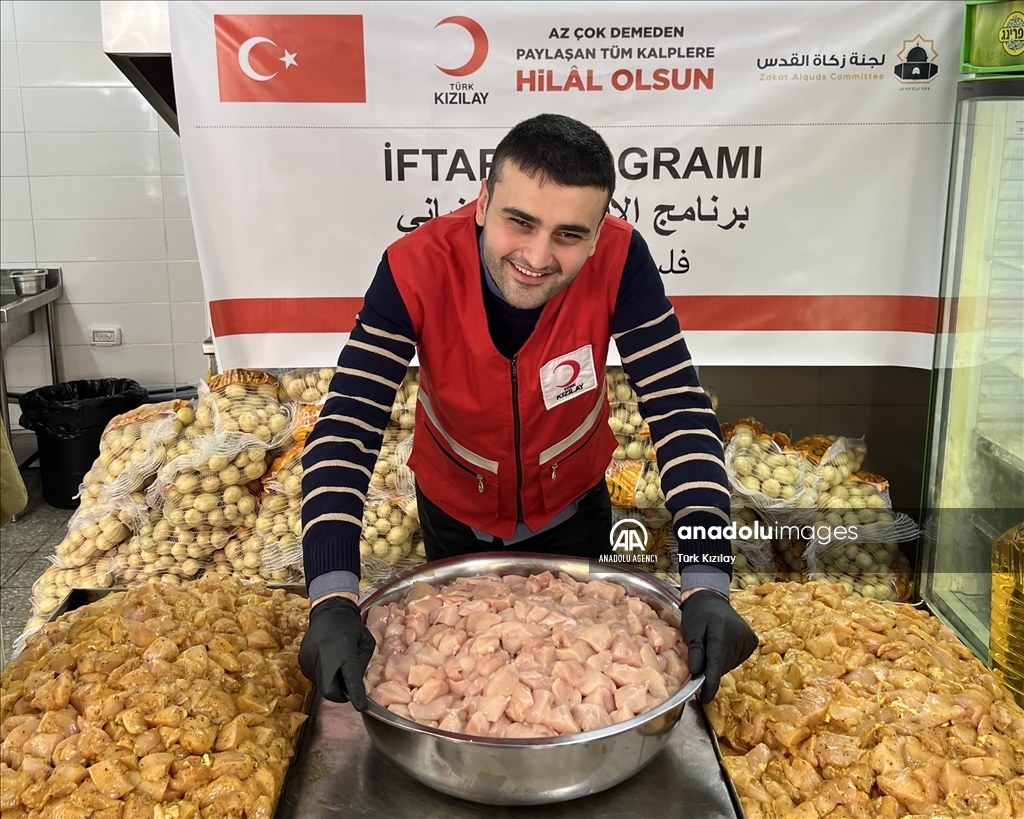 تركيا تواصل توزيع المساعدات الرمضانية في فلسطين ودول إفريقية