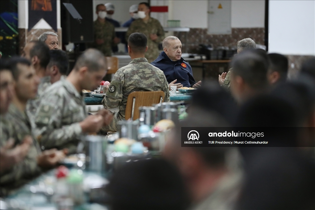 في زيارة مفاجئة.. أردوغان يشارك الجنود إفطارهم الرمضاني شرق تركيا