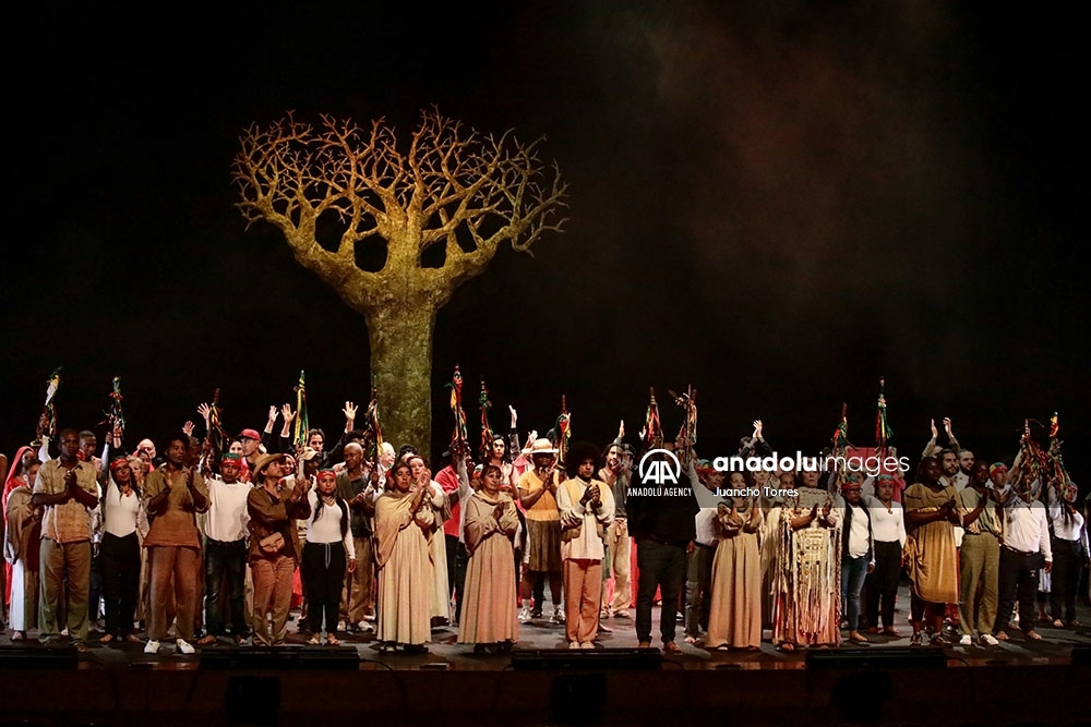 La obra de la Comisión de la Verdad, mezcla de danza, música y teatro que pone en el centro de un escenario a más de cien de las víctimas de la guerra en Colombia